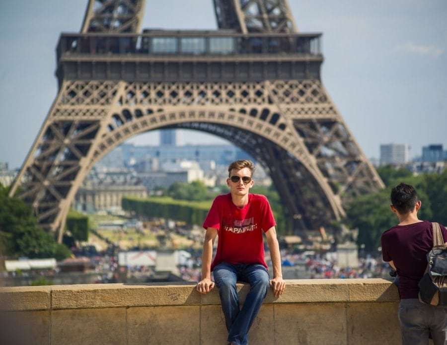 Фото на фоне Эйфелевой башни