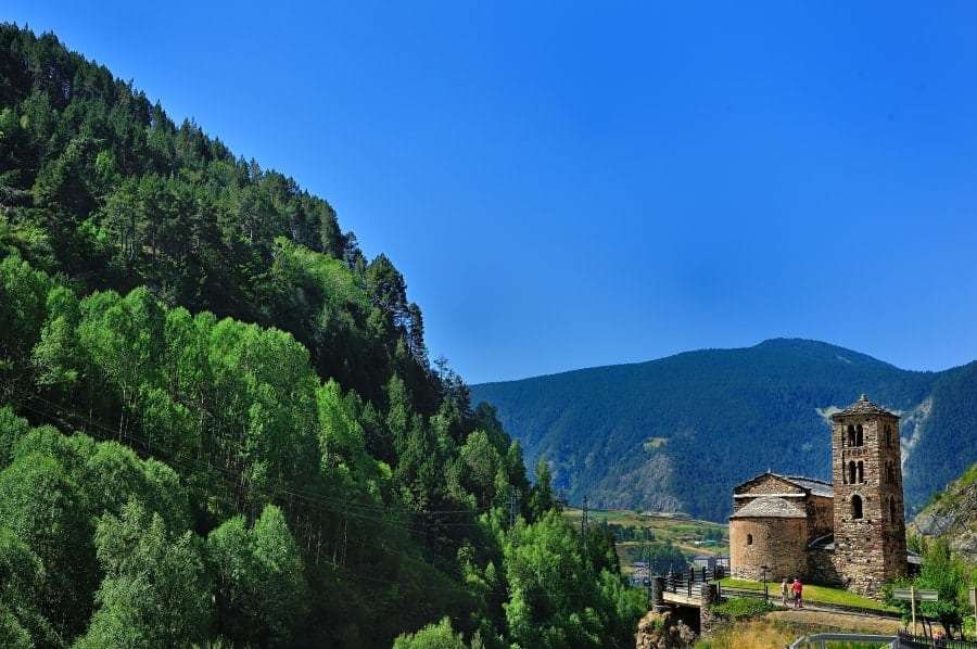 Где находится Андорра на карте