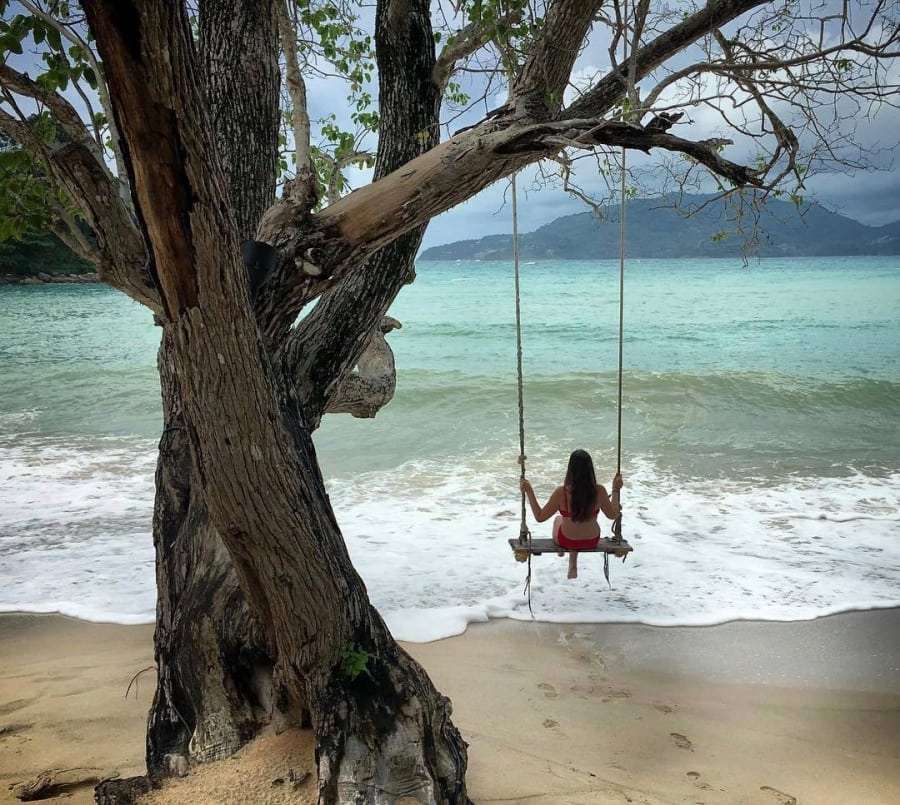 Качели у моря