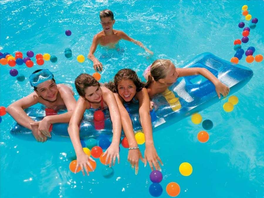 Отдыхающие в бассейне