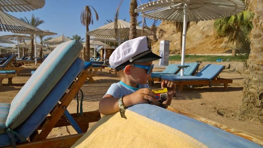 Ребенок с игрушкой на пляже