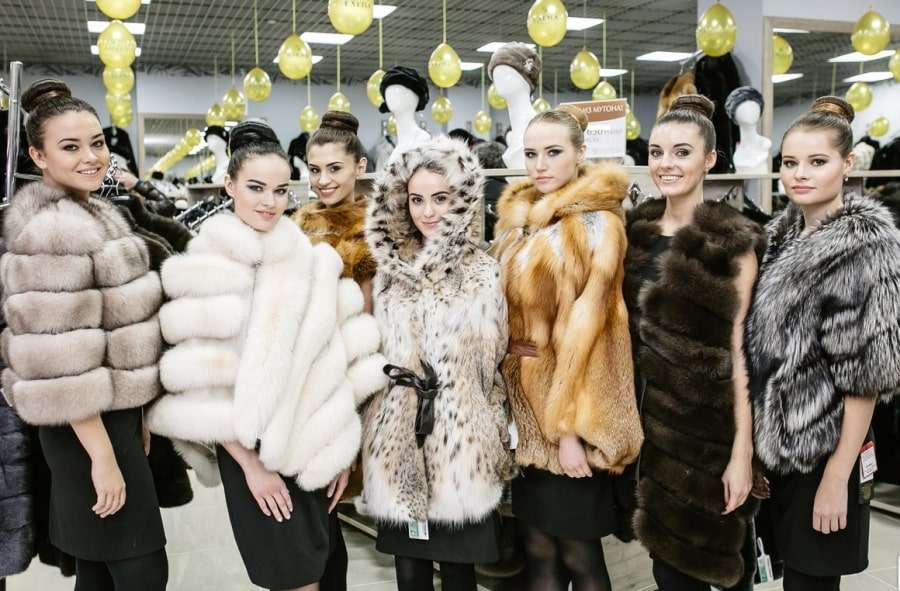 Девушки в разных шубах
