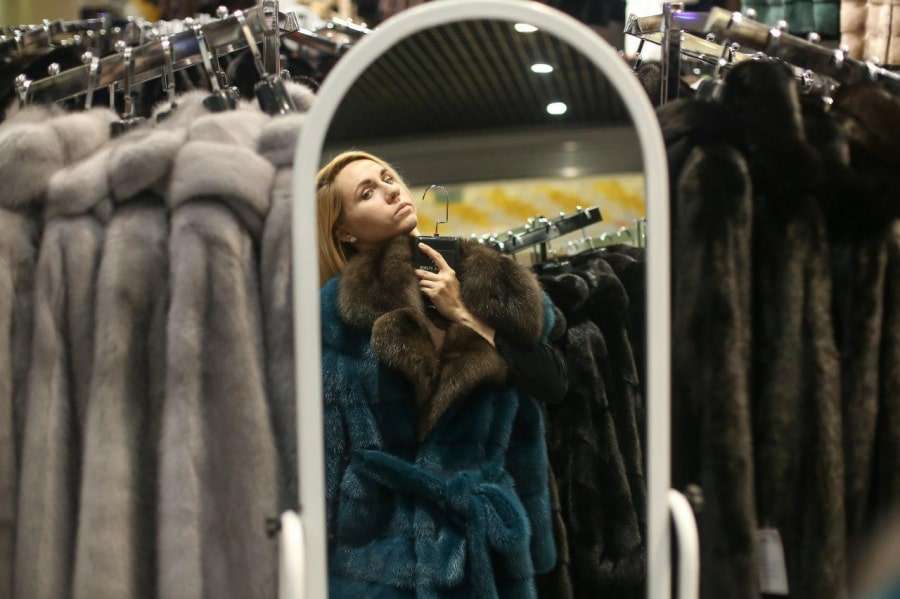 Примерка шубы в магазине