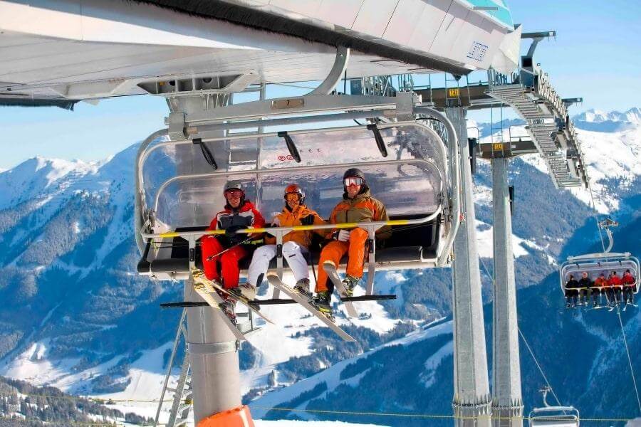 Туристы на подъемнике