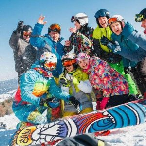 Группа сноубордистов