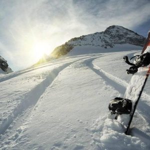 Сноуборд в снегу