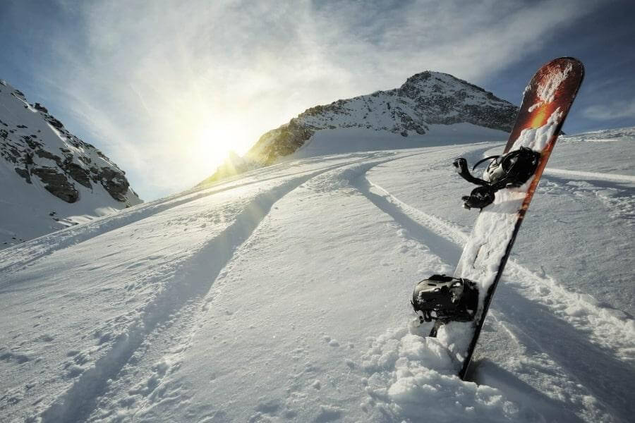 Сноуборд в снегу