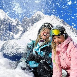 Девушки на отдыхе зимой в Словакии