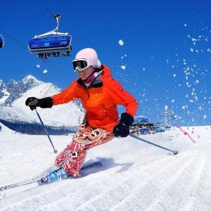 Девушка спускается на лыжах с горы в Словакии